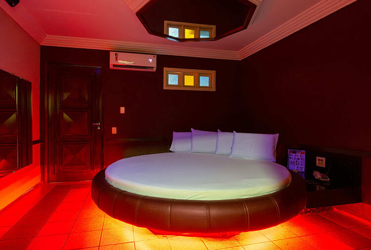 Ambiente real do Dreams Motel com cama circular